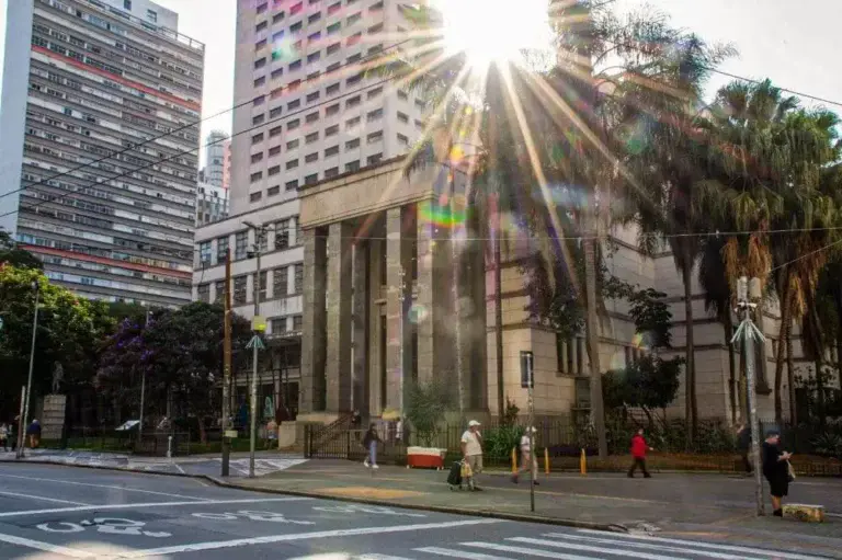 Imagem da estrutura externa do prédio da Biblioteca Mário de Andrade, em São Paulo