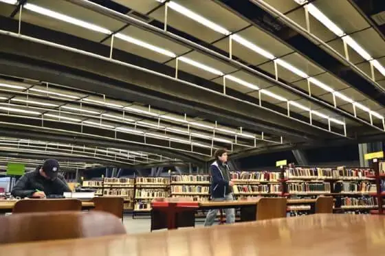 Imagem de pessoas estudando nas mesas de uma das bibliotecas do Centro Cultural de São Paulo
