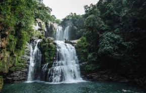 Imagem de uma cachoeira para ilustrar matéria sobre a cidade com mais cachoeira em Minas Gerais