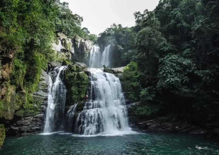 Imagem de uma cachoeira para ilustrar matéria sobre a cidade com mais cachoeira em Minas Gerais