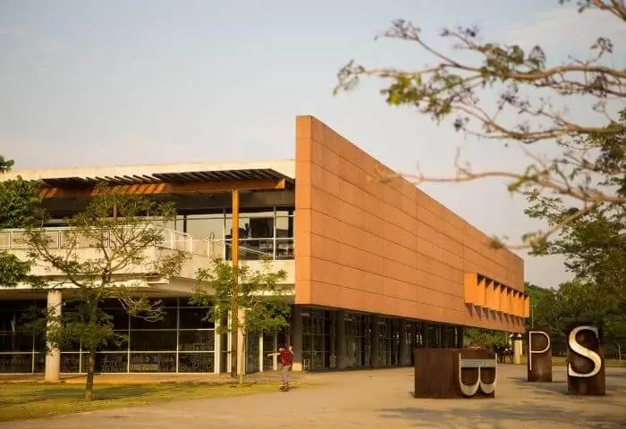 Imagem da lateral da fachada da Biblioteca de São Paulo durante o entardecer para ilustrar matéria sobre espaços de coworking em São Paulo