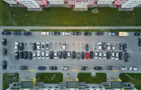 Imagem da vista aérea do estacionamento de um prédio para ilustrar matéria sobre a lei de vaga de garagem em condomínio