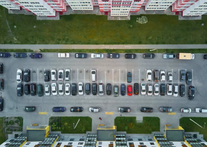 Imagem da vista aérea do estacionamento de um prédio para ilustrar matéria sobre a lei de vaga de garagem em condomínio