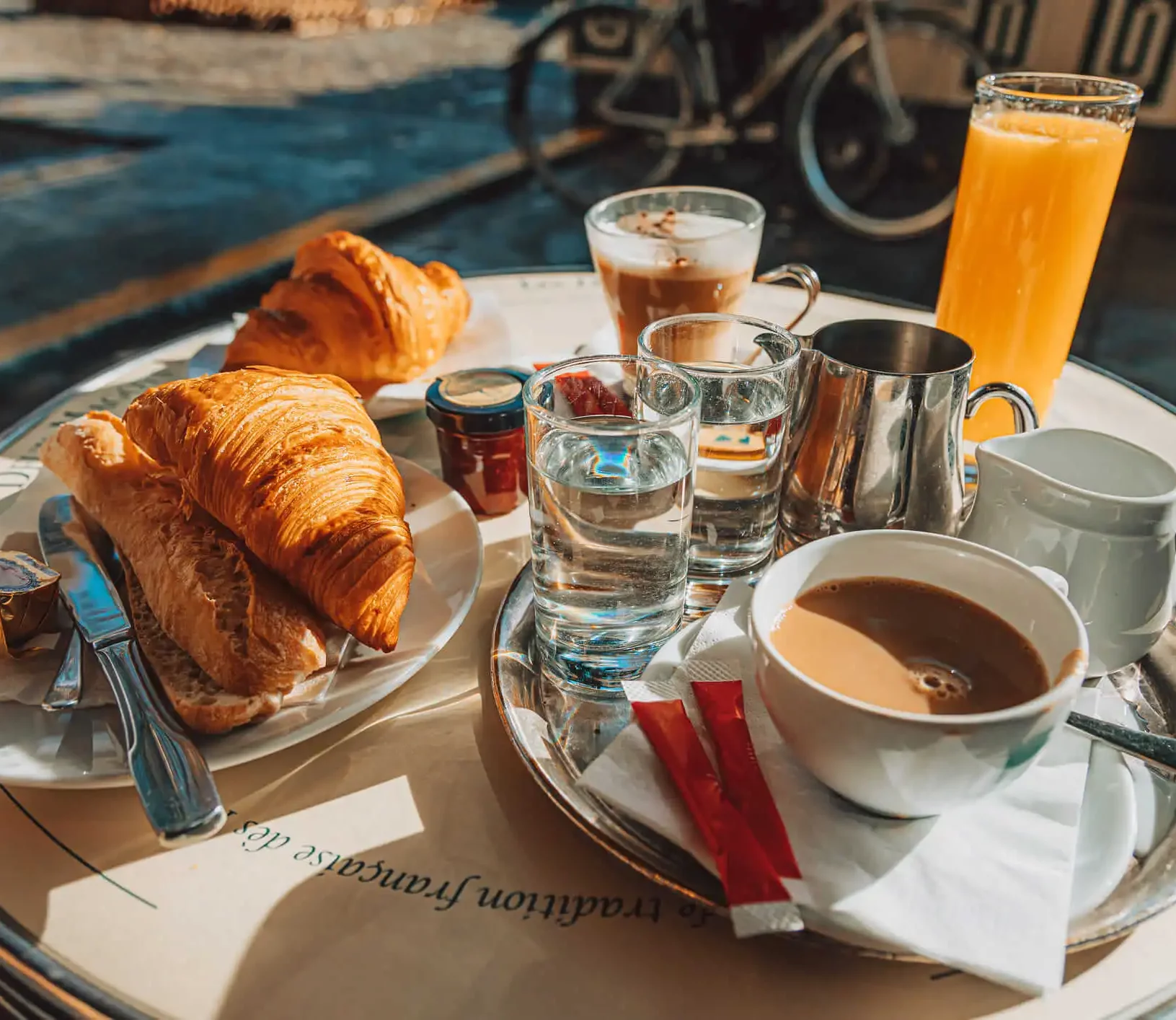 É comum que as cafeterias da região oferecem cardápios com brunch completo