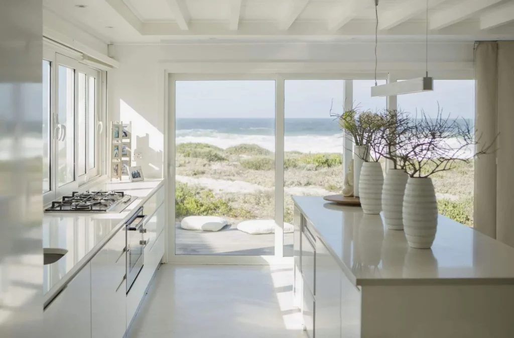 Imagem do interior de uma casa em frente a praia mostra detalhes da cozinha para ilustrar matéria sobre o que é um imóvel de veraneio