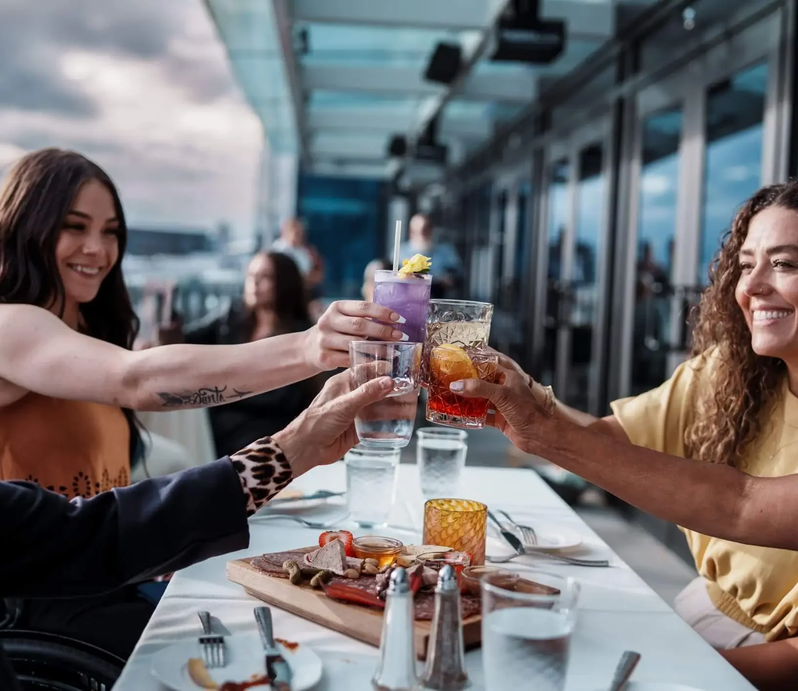 Cada espaço tem uma proposta diferente, mas é comum encontrar restaurantes, bares e até mesmo baladas com DJs em um rooftop em São Paulo