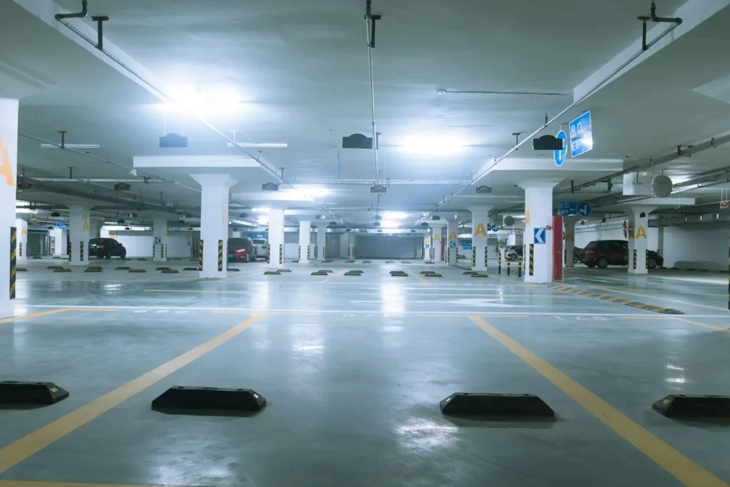 Imagem de vagas de garagem em um estacionamento coberto para ilustrar matéria sobre tipos de vaga de garagem em condomínio