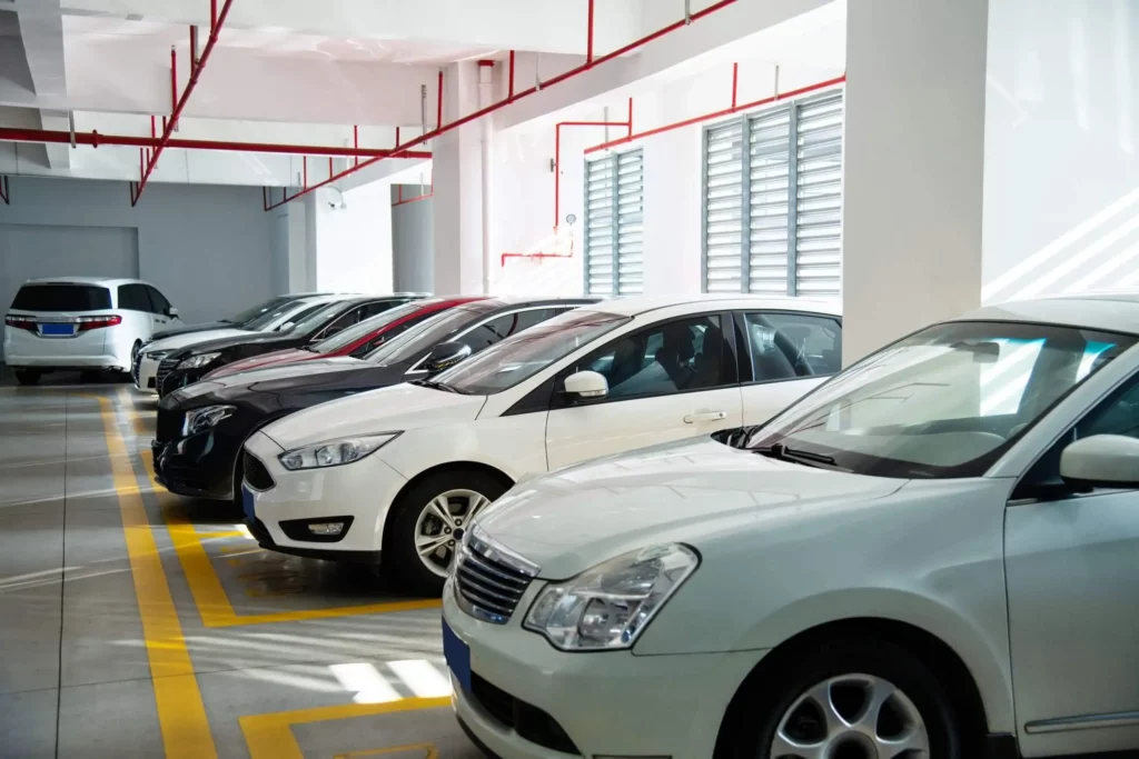 Imagem de carros estacionados em uma garagem para ilustrar matéria sobre uso indevido de vaga de garagem em condomínio