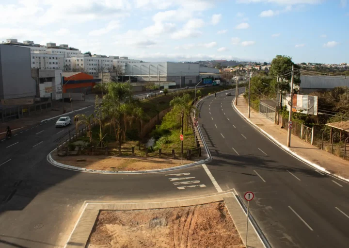 Foto que ilustra matéria sobre bairro industrial mostra uma vista panorâmica da cidade de Contagem, em Minas Gerais (Foto: Getty Images)