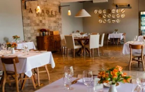 Foto que ilustra matéria sobre os melhores restaurantes de Indaiatuba mostra um ambiente interno do Amadeu (Foto: Divulgação)