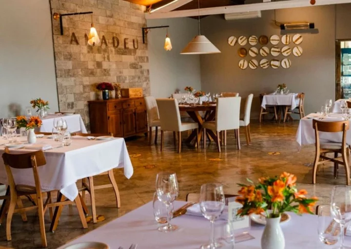Foto que ilustra matéria sobre os melhores restaurantes de Indaiatuba mostra um ambiente interno do Amadeu (Foto: Divulgação)