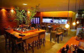Foto que ilustra matéria sobre os melhores restaurantes em Novo Hamburgo mostra um dos ambientes do interior do Beni Cozinha Criativa (Foto: Reprodução do Facebook)