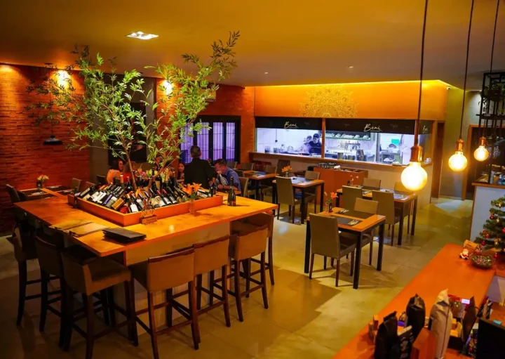 Foto que ilustra matéria sobre os melhores restaurantes em Novo Hamburgo mostra um dos ambientes do interior do Beni Cozinha Criativa (Foto: Reprodução do Facebook)