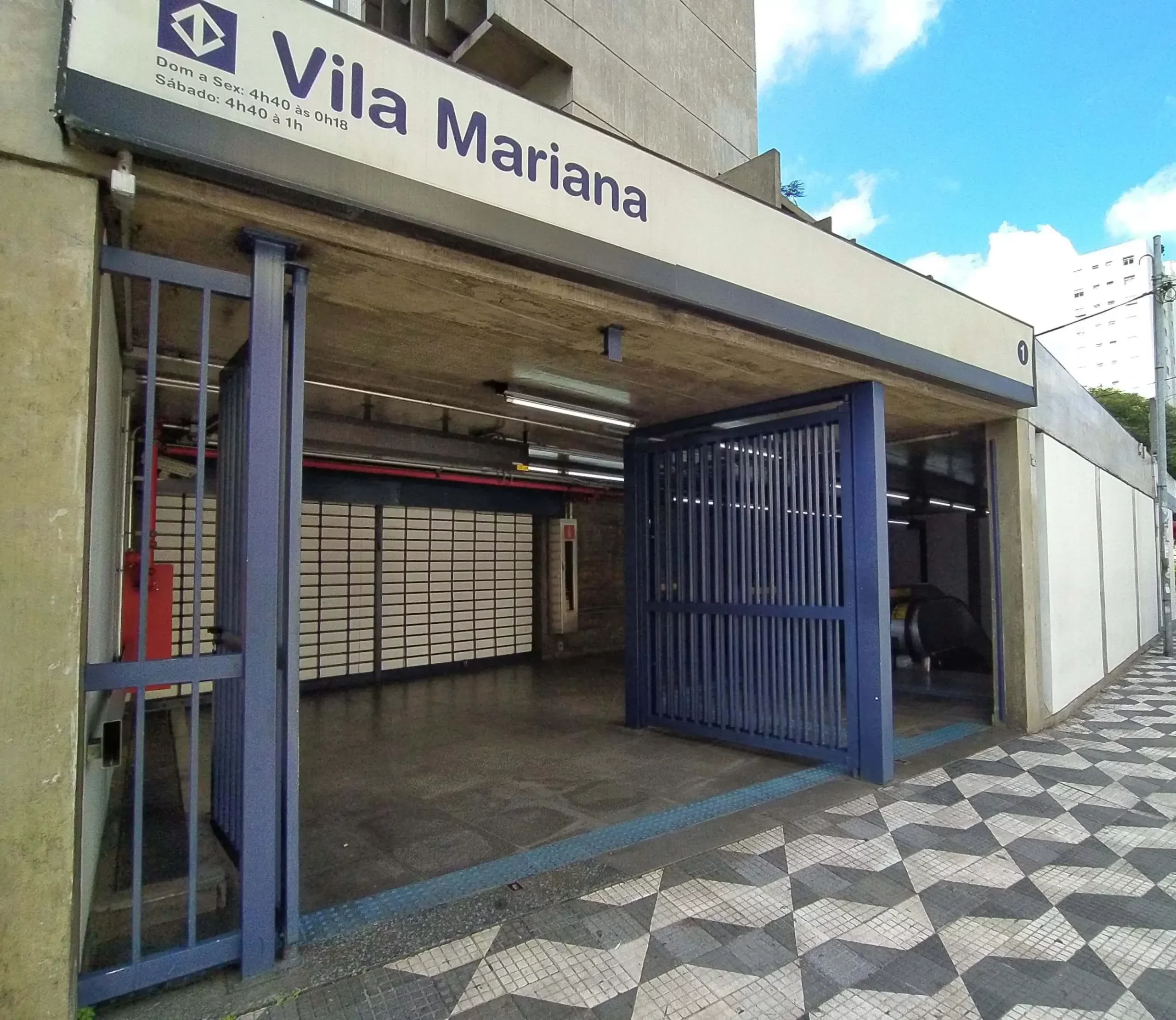 A estação de metrô Vila Mariana foi inaugurada em 1974, faz parte da Linha 1-Azul e conecta dos moradores do bairro a outras regiões de SP