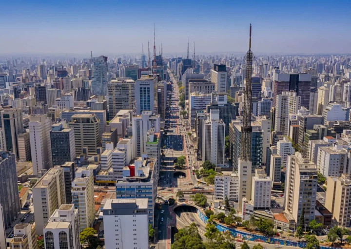 Imagem da vista aérea da Avenida Paulista, em São Paulo, mostra prédios da cidade para ilustrar matéria sobre as cidades mais influentes do Brasil