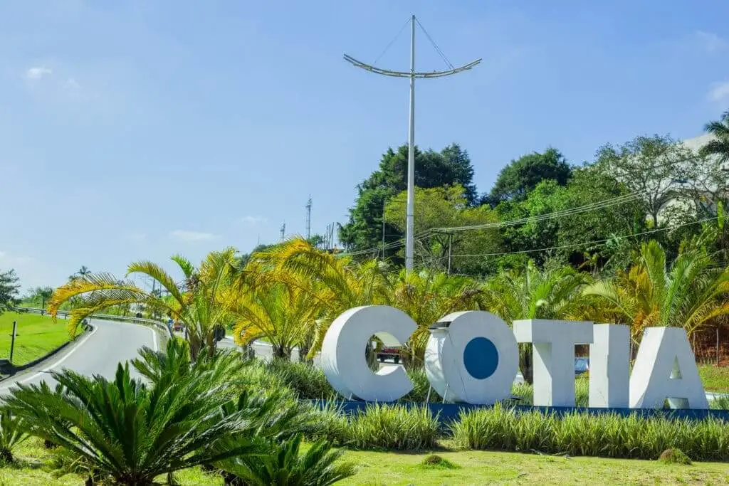 Imagem de letreiro escrito Cotia em um jardim da cidade para ilustrar matéria sobre o custo de vida no município de Cotia, em São Paulo