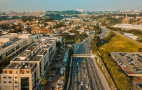 Imagem da paisagem urbana de Cotia, em São Paulo, mostra avenidas, prédios e casas ao fundo para ilustrar matéria sobre o custo de vida em Cotia