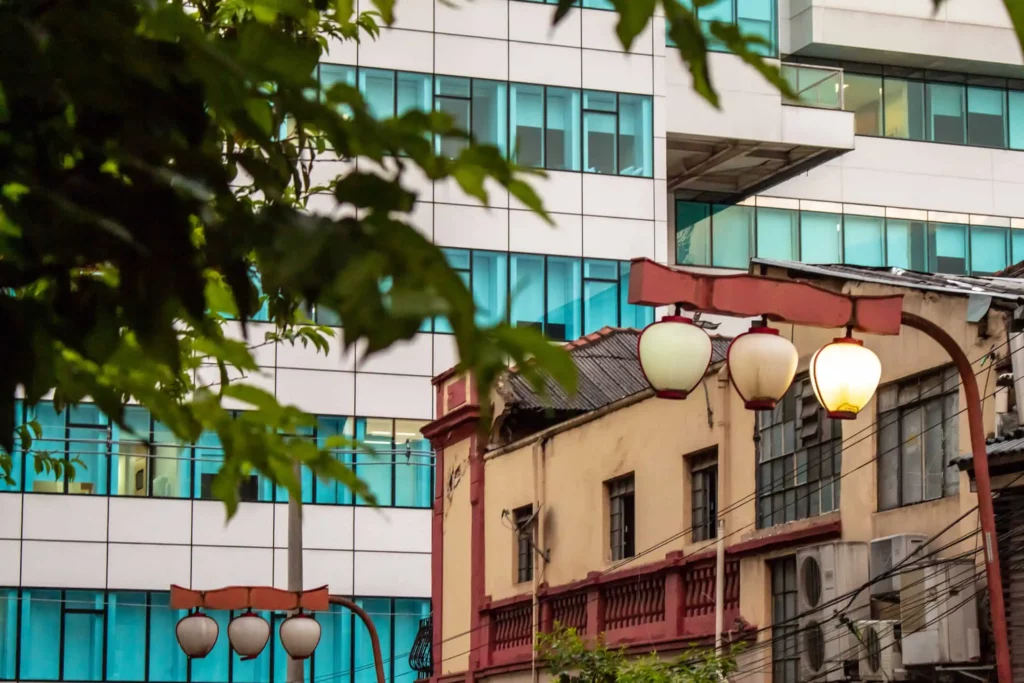 Imagem de prédios e luminária no estilo japonês para ilustrar matéria sobre a Liberdade, o bairro japonês em SP