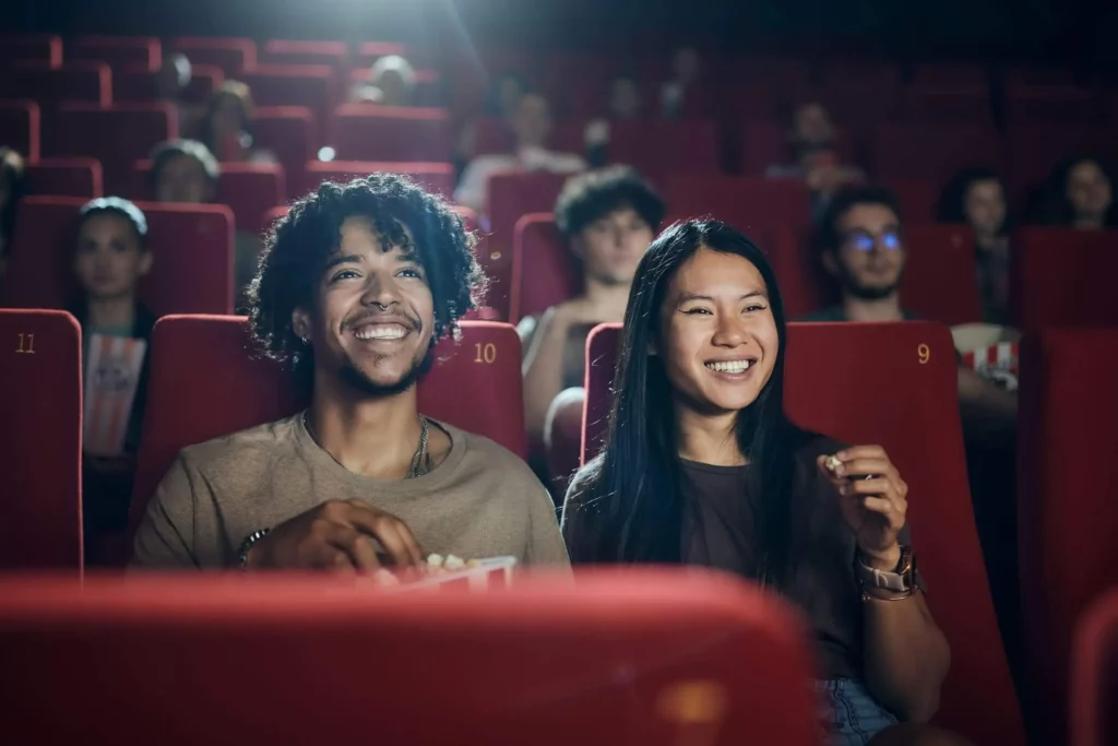Imagem de um casal assistindo a um filme no cinema