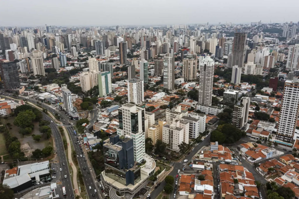 Imagem da vista aérea de Campinas mostra prédios e avenidas da cidade