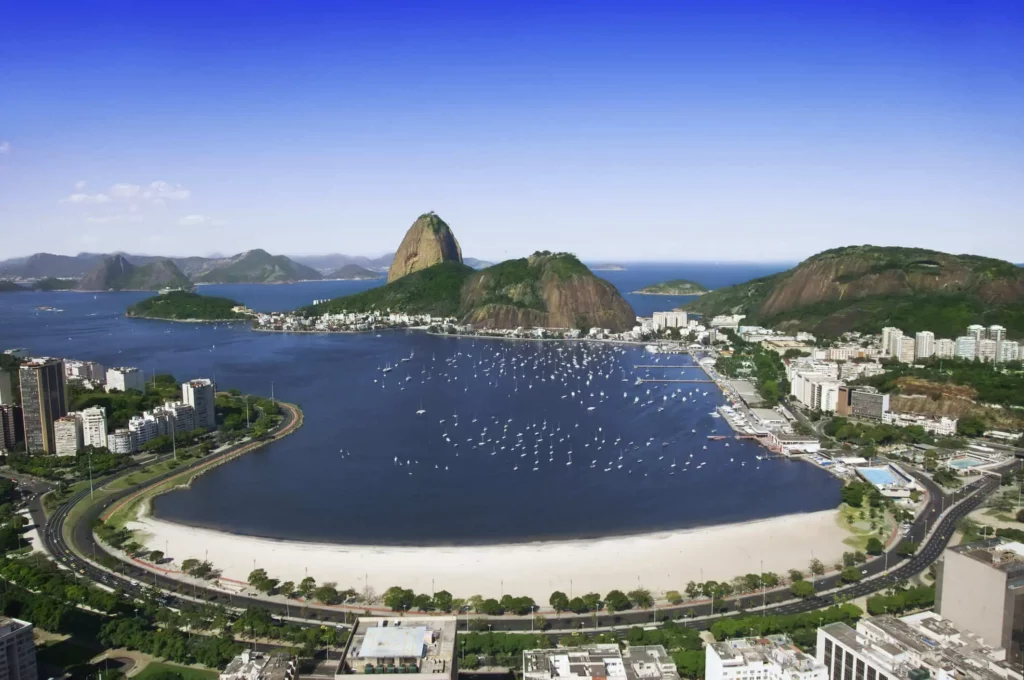 Imagem da vista aérea do Pão de Açúcar e da praia de Botafogo, no Rio de Janeiro