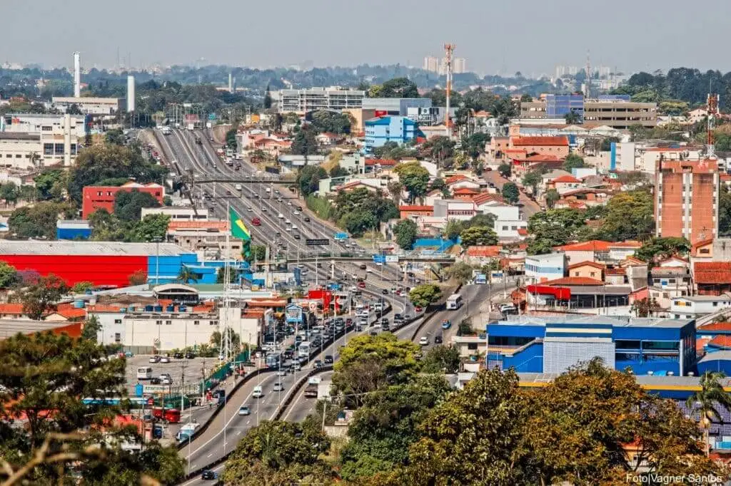 Imagem da paisagem urbana de cotia mostra avenidas, prédios e vegetação ao fundo para ilustrar matéria sobre qual é o custo de vida em Cotia