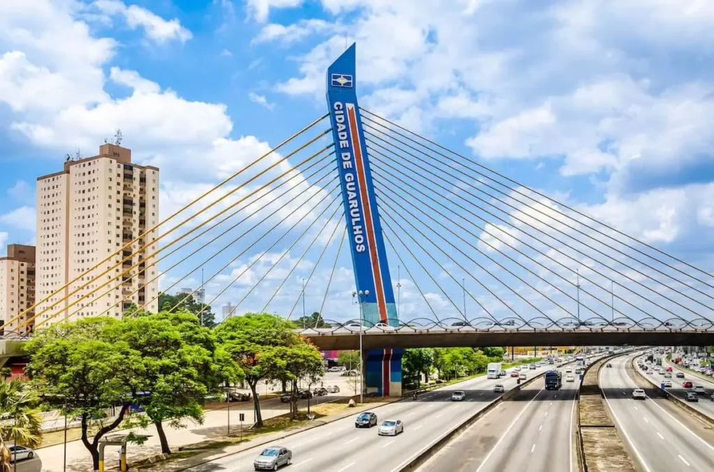 Foto que ilustra matéria qual é o custo de vida em Guarulhos mostra o Viaduto da cidade de Guarulhos