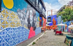 Foto que ilustra matéria sobre arte urbana mostra um trecho repleto de grafites em muros do Beco do Batman em São Paulo (Foto: Getty Images)