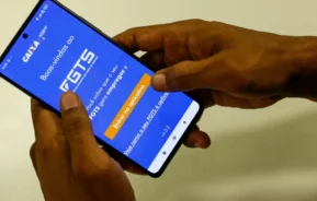 Foto que ilustra matéria sobre o Certificado de Regularidade do FGTS (CRF) mostra um aparelho celular em foco com o aplicativo do FGTS na tela (Foto: Joédson Alves/Agência Brasil)