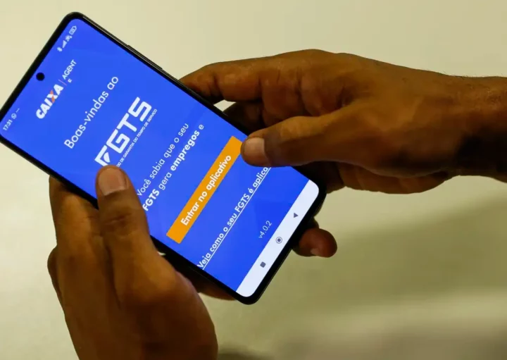Foto que ilustra matéria sobre o Certificado de Regularidade do FGTS (CRF) mostra um aparelho celular em foco com o aplicativo do FGTS na tela (Foto: Joédson Alves/Agência Brasil)