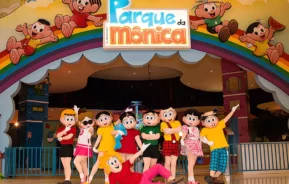 Foto que ilustra matéria sobre parque de diversões em São Paulo mostra a entrada do Parque da Mônica, com todos os personagens da Turma da Mônica enfileirados (Foto: Divulgação)