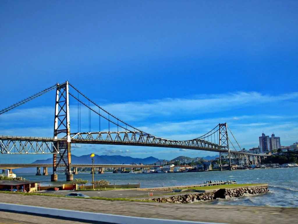 Imagem da estrutura da Ponte Hercílio Luz, em Florianópolis, para ilustrar matéria sobre quando foi construída a ponte Hercílio Luz