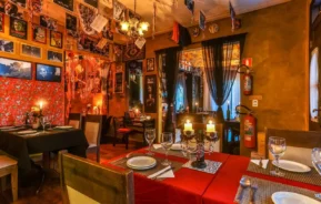 Salão temático do restaurante e bar La Mafia Trattoria, um dos Bares temáticos em Curitiba