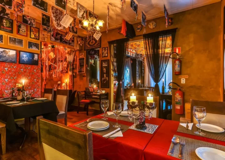 Salão temático do restaurante e bar La Mafia Trattoria, um dos Bares temáticos em Curitiba
