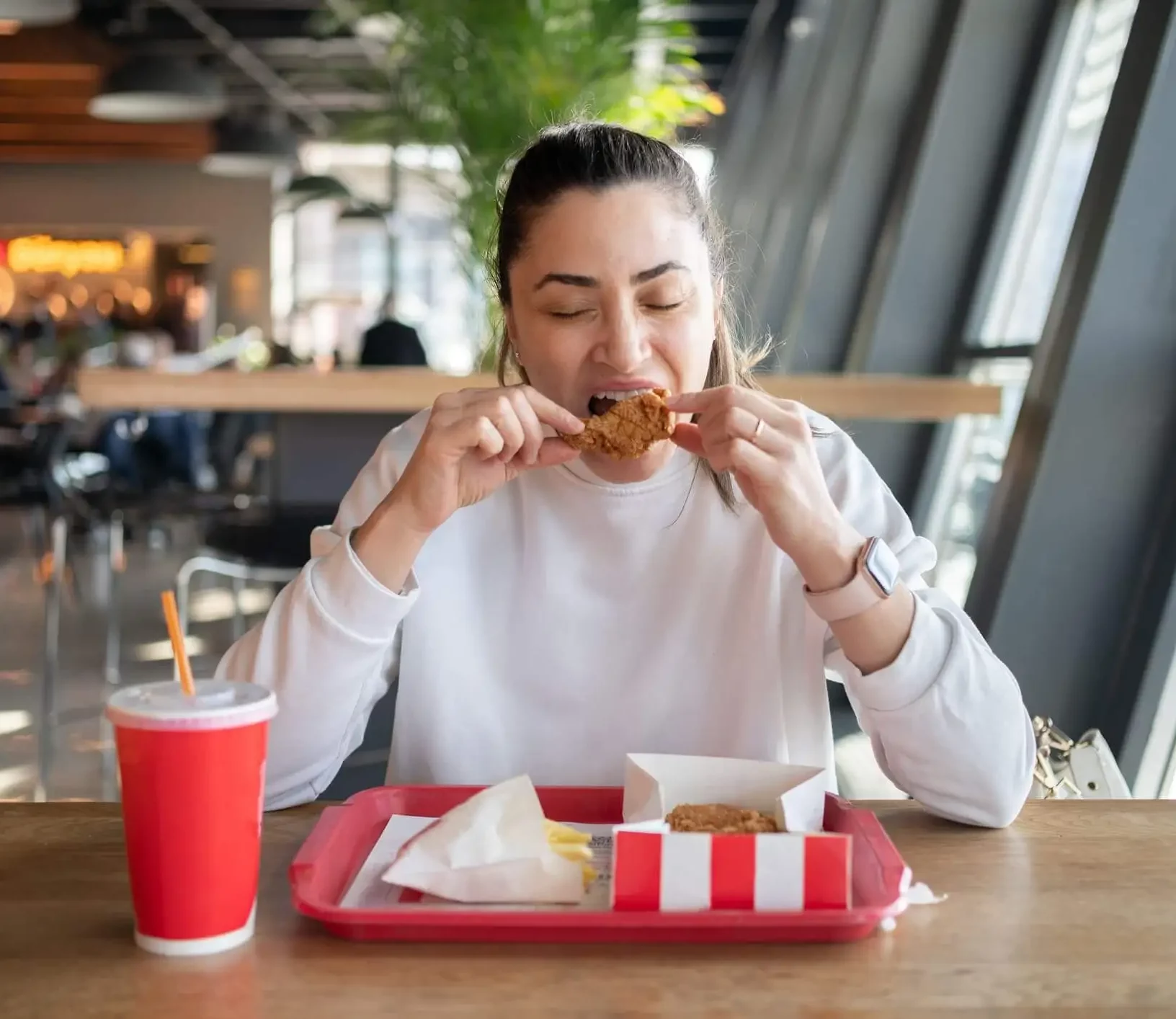 Além de oferecer uma praça de alimentação diversificada, o Vila Olímpia tem também salas de cinema e boliche
