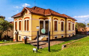 Um edifício histórico amarelo com telhas vermelhas e janelas altas. Museu da Estrada de Ferro Sorocabana, um dos museus em Sorocaba