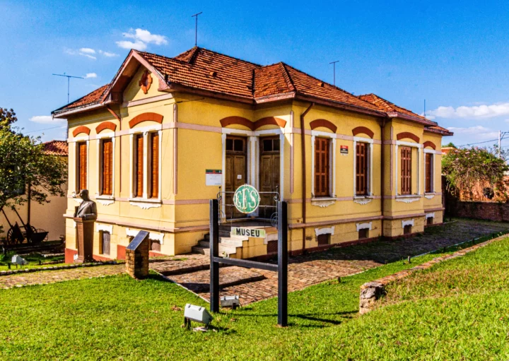 Um edifício histórico amarelo com telhas vermelhas e janelas altas. Museu da Estrada de Ferro Sorocabana, um dos museus em Sorocaba