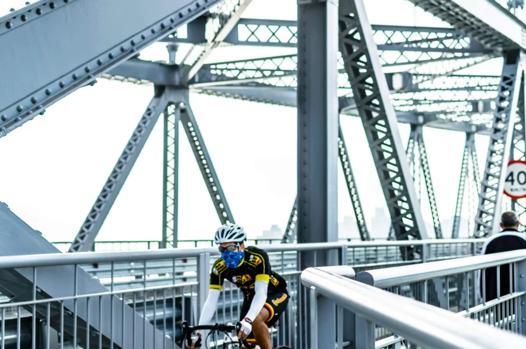 Imagem de um ciclista pedalando na Ponte Hercílio Luz, em Florianópolis, para ilustrar matéria sobre que horas fecha a ponte Hercílio Luz
