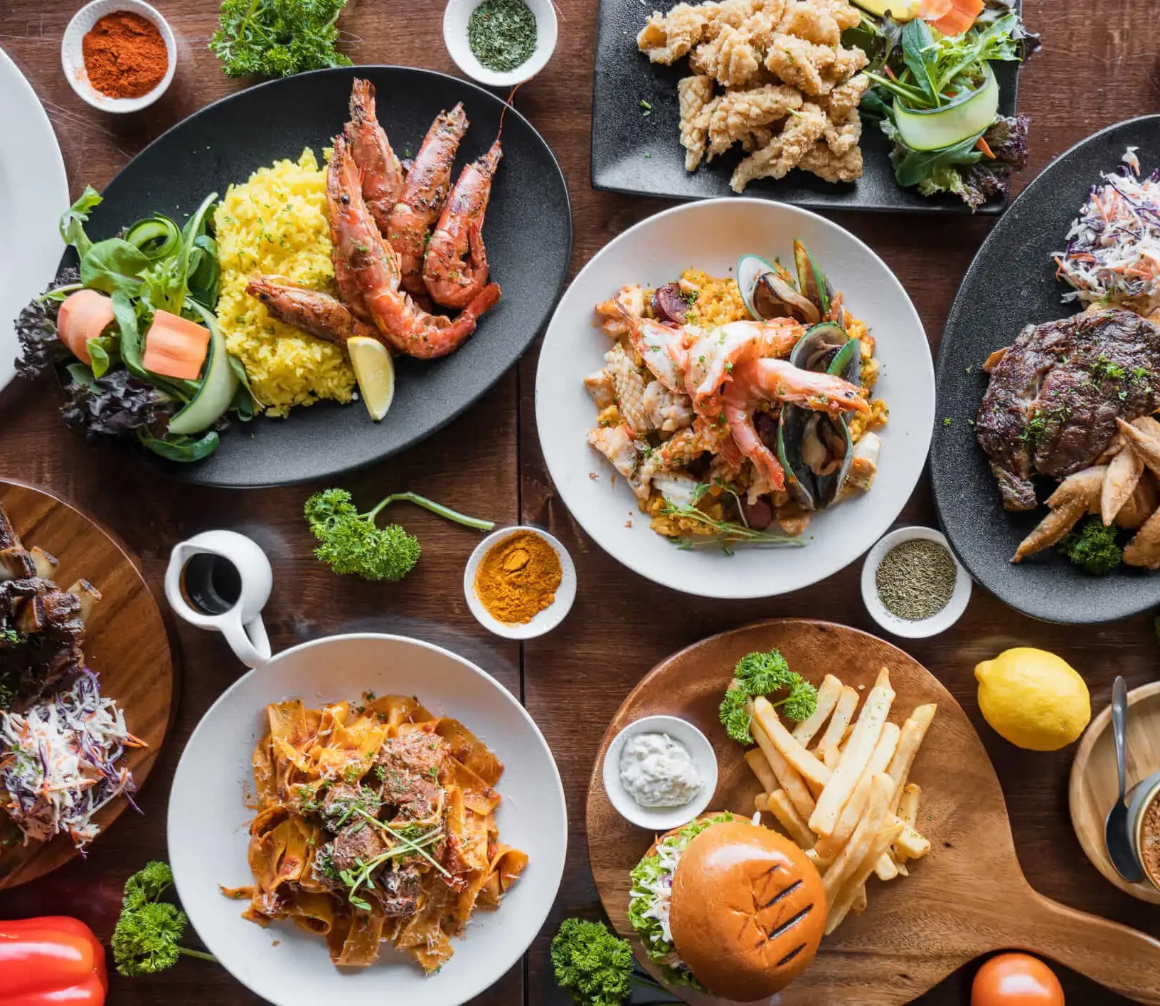 A cidade oferece bares e restaurantes que trabalham com 55 tipos de culinárias