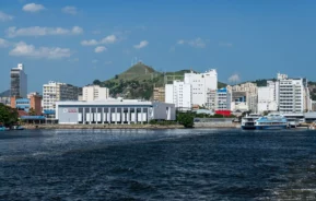 Imagem aérea mais aproximada do centro de Niterói visto da Baía de Guanabara próximo ao shopping Bay Market. O shopping Bay Market aparece ao lado de outros prédios na localidade e é um dos principais shoppings em Niterói