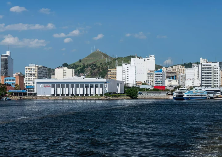 Imagem aérea mais aproximada do centro de Niterói visto da Baía de Guanabara próximo ao shopping Bay Market. O shopping Bay Market aparece ao lado de outros prédios na localidade e é um dos principais shoppings em Niterói