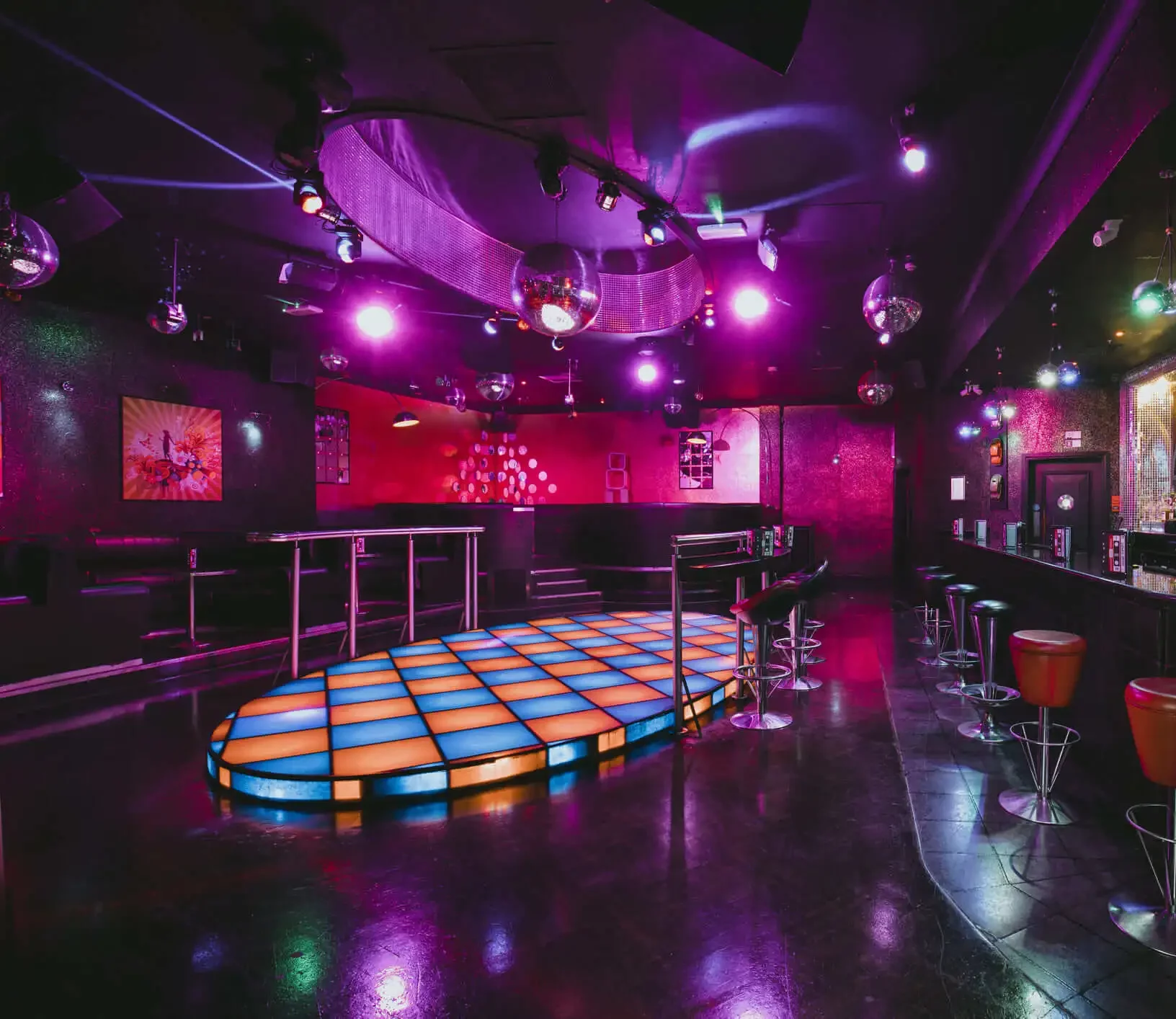 Algumas baladas em SP investem em espaços temáticos para transformar a noite do público