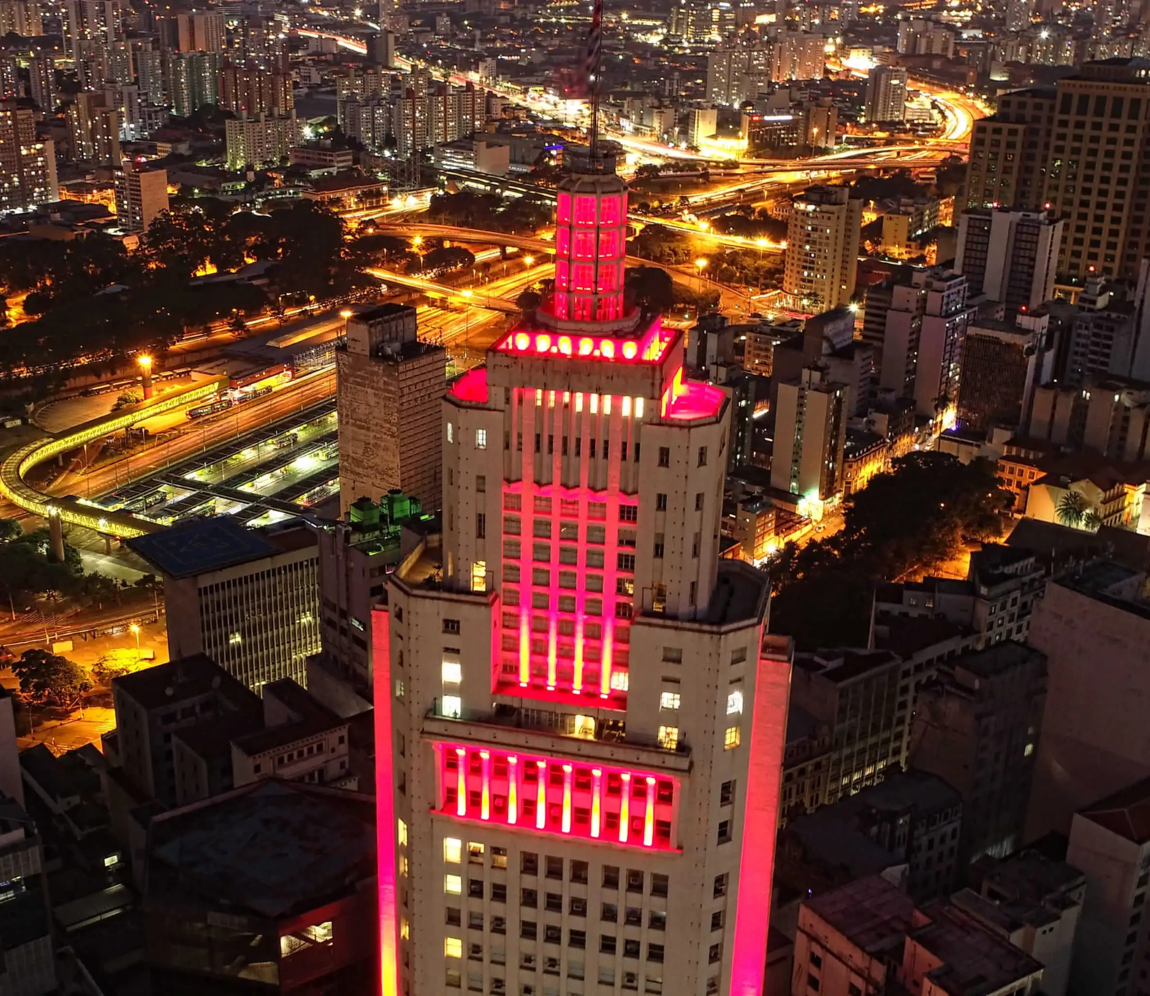 Entre os mirantes mais conhecidos em São Paulo, estão o Farol Santander, o Sesc Paulista e o Sampa Sky