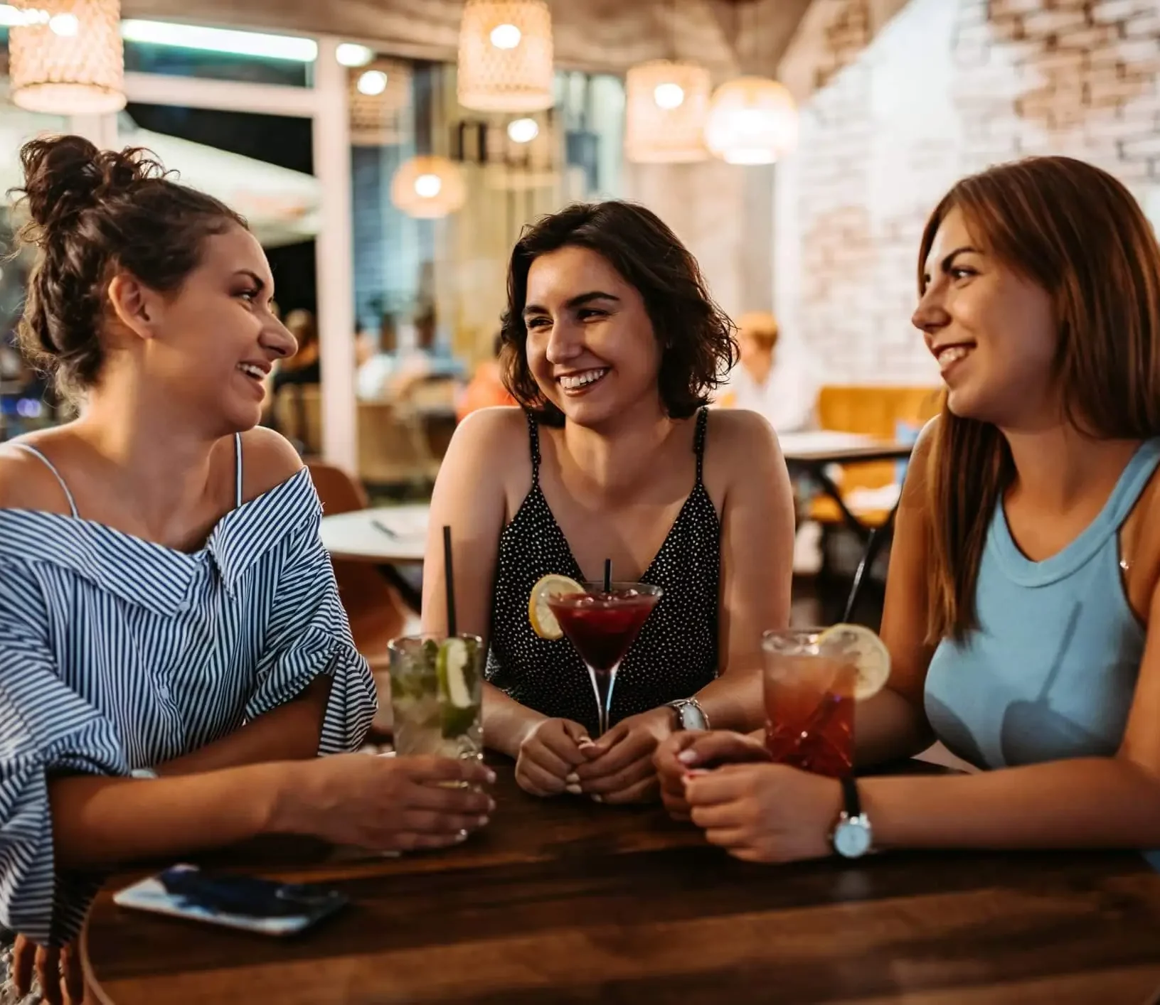 A região conta com bares que oferecem drinques autorais premiados e opções mais tradicionais