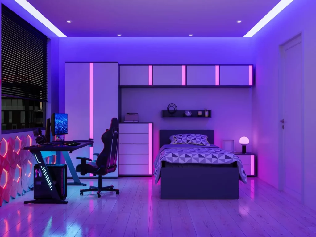 Imagem de um quarto com iluminação LED roxa e rosa, com uma configuração para jogos com um PC e monitor, uma cadeira para jogos, uma cama com roupa de cama geométrica, uma cômoda, prateleiras e uma mesa de cabeceira com uma lâmpada brilhante