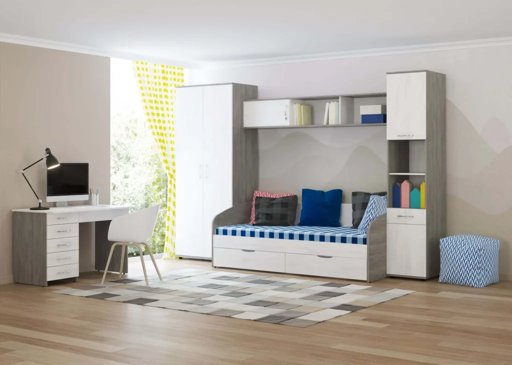 Imagem de um quarto de menino multifuncional com uma mesa de estudo, cadeira, computador e luminária à esquerda, uma cama com roupa de cama e almofadas azuis e brancas no centro, estantes de livros acima, um guarda-roupa, prateleiras e um tapete estampado em um piso de madeira