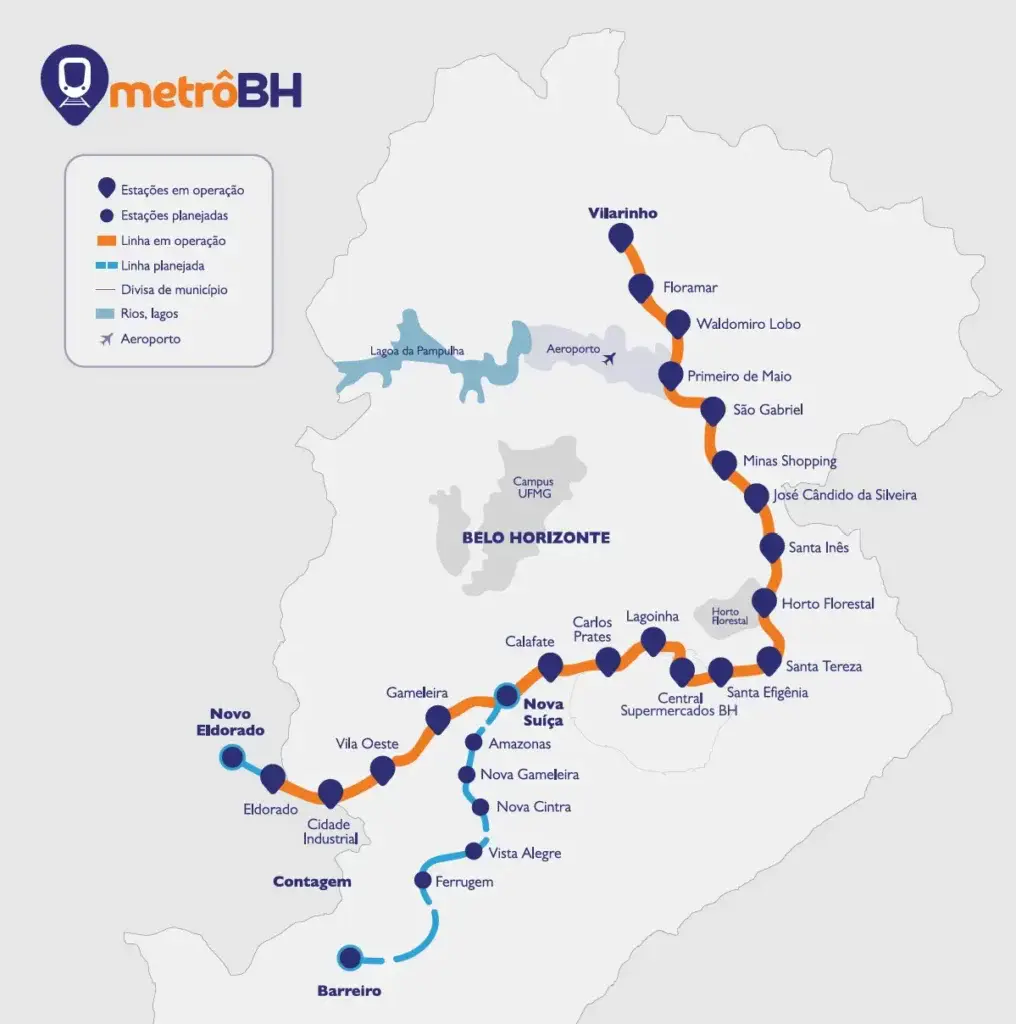 Mapa do sistema MetroBH em Belo Horizonte, mostrando as estações em operação, estações planejadas, linhas planejadas, rios, lagos e o aeroporto, com uma rota principal de metrô que atravessa a cidade de norte a sul.