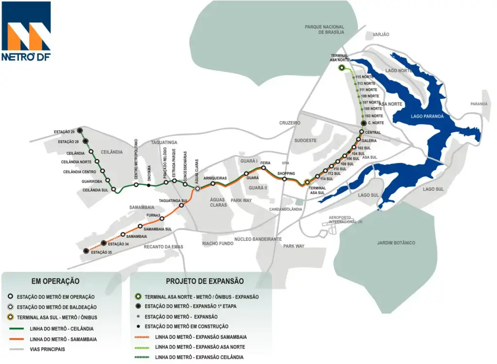 Mapa do sistema de metrô de Brasília mostrando as linhas operacionais, as expansões planejadas, as estações de metrô, as principais áreas e as características da água, como o Lago Paranoá. Rotas codificadas por cores e marcadores de estações indicam segmentos operacionais e propostos.
