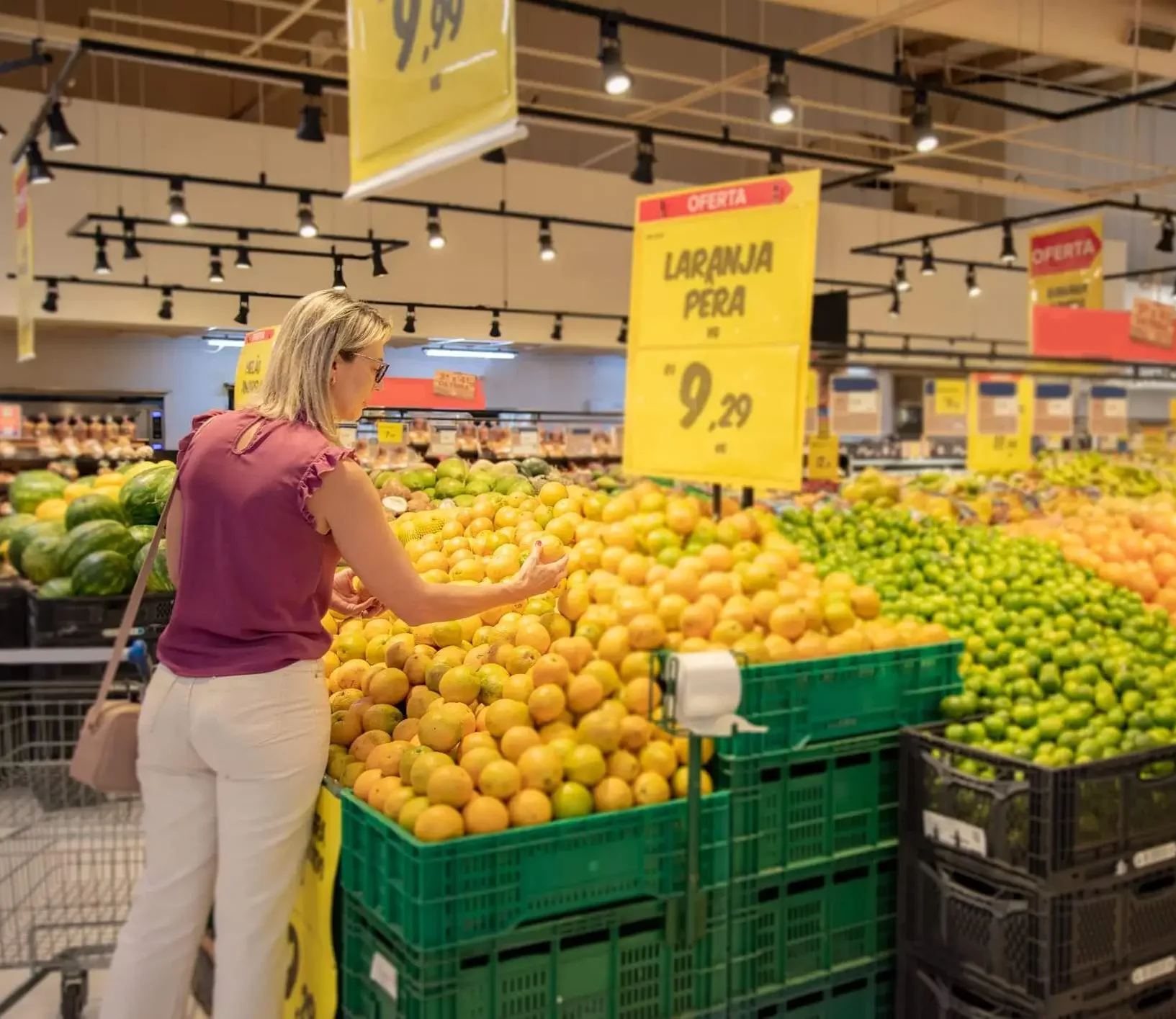 Além das grandes redes, os moradores contam também com diversos mercados de bairros espalhados por toda a cidade