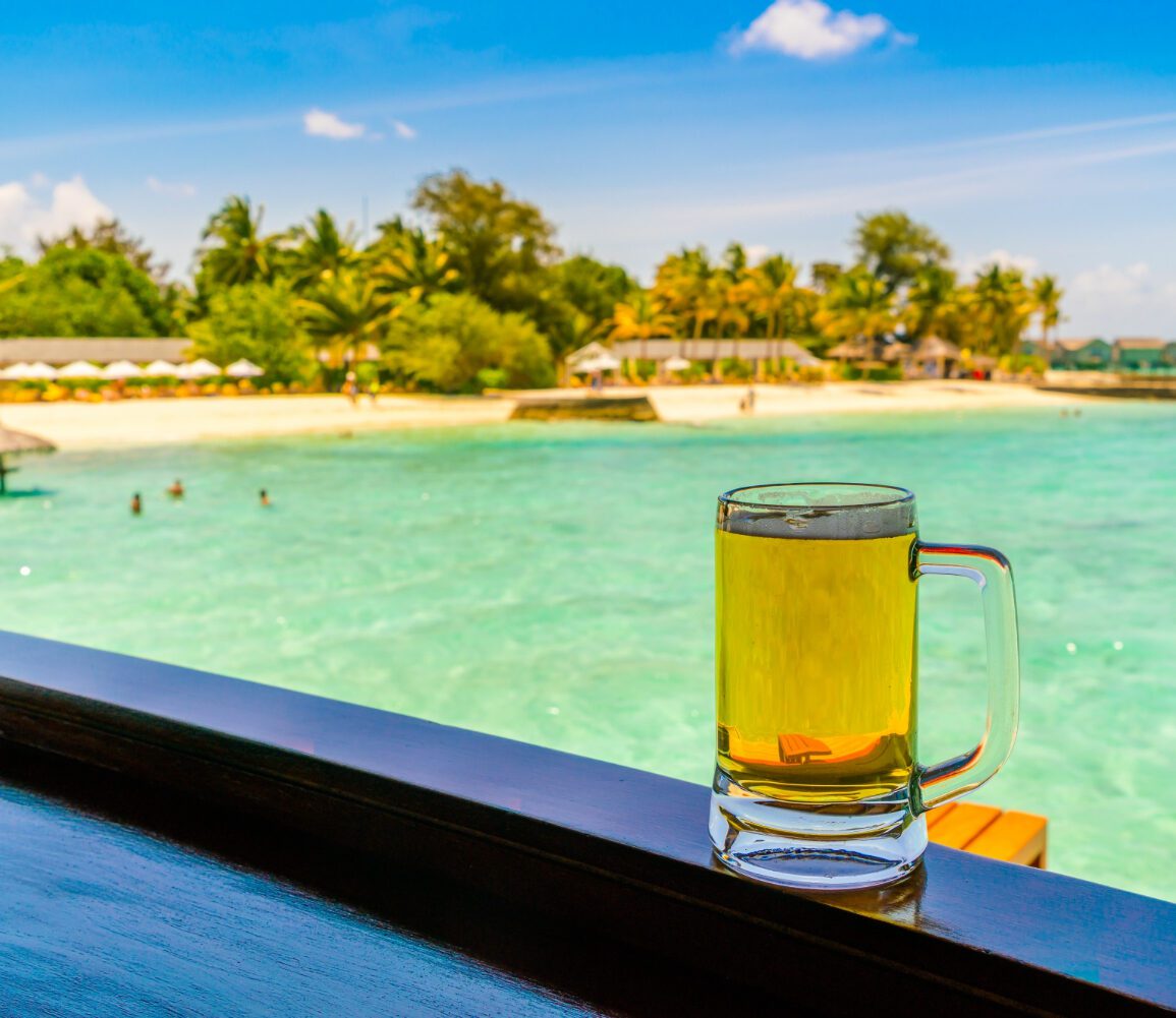 Os bares na beira do mar atraem visitantes e turistas para a orla de Salvador